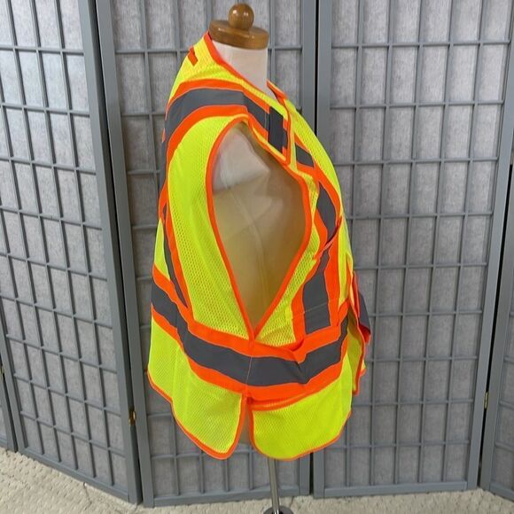 High-Visibility Safety Vest with Reflective Stripes. One size. - Picture 2 of 7